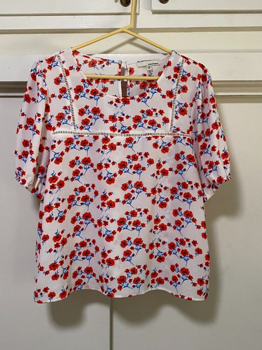 **june & hudson, short sleeve, white, babydoll blouse w/tiny red flowers, size M